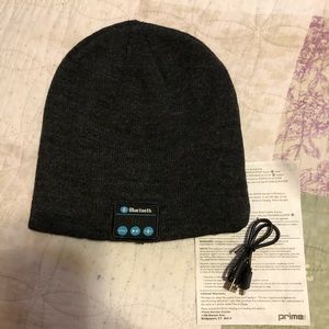 Men’s Bluetooth beanie with charger cable